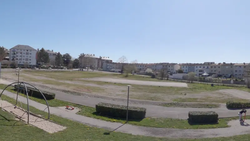 Vue de la rue vers Street workout Onet-le-Château – Parc Georges-Vignes