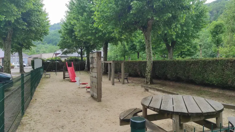 Vue de la rue vers Street workout Villecomtal – Avenue du 19 Mars 1962