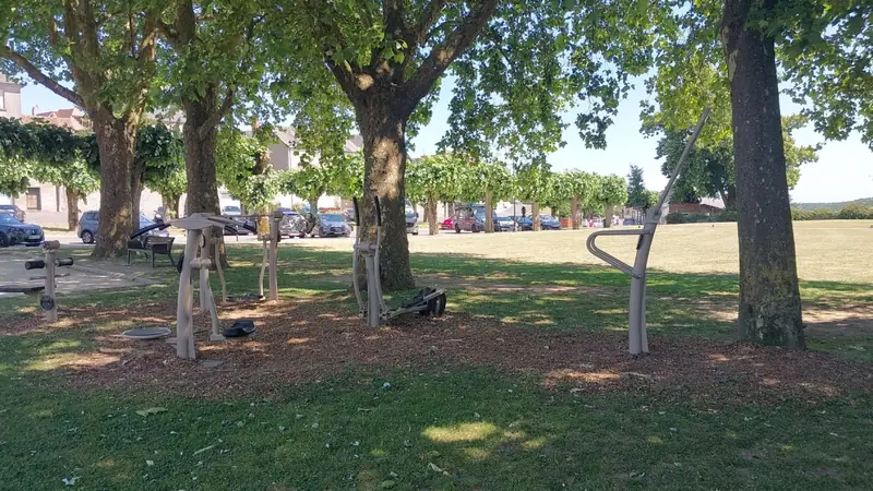 Vue de la rue vers Aire de fitness Sancerre – Allée du Treillon