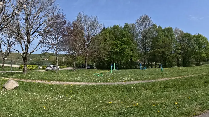 Vue de la rue vers Street workout Thise – FitPark