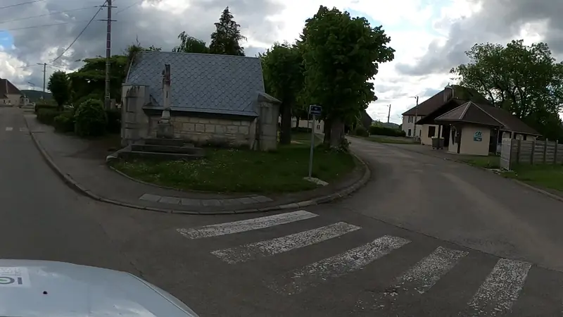 Vue de la rue vers Street workout Val-d'Usiers – Route du Val