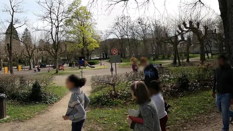 Vue de la rue vers Aire de fitness Lons-le-Saunier – Parc des Bains