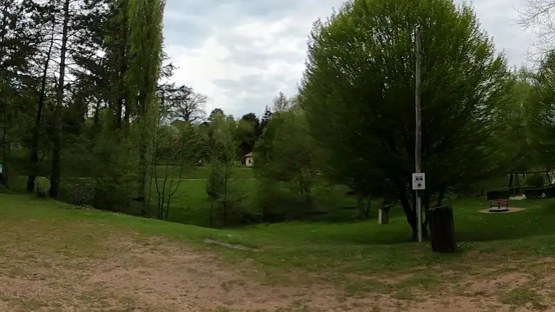 Vue de la rue vers Aire de fitness Belmont-de-la-Loire – Base de loisirs du Plan d'Eau