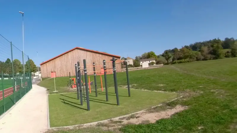 Vue de la rue vers Street workout Saint-Denis-de-Cabanne – Complexe Sportif