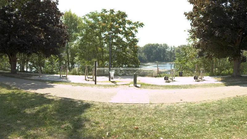 Vue de la rue vers Aire de fitness Orléans – Quai de la Madeleine