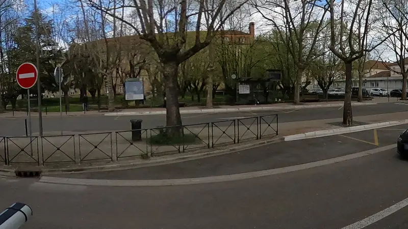 Vue de la rue vers Aire de fitness Figeac – Jardin de l'Hôpital