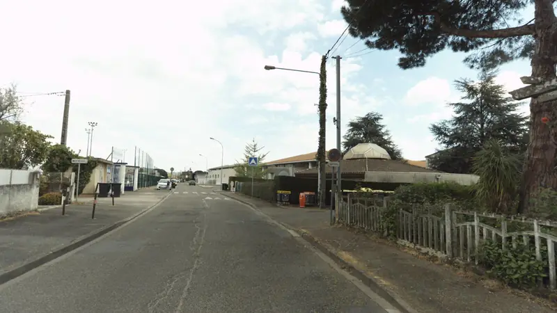 Vue de la rue vers Street workout Agen – Antoine Lomet