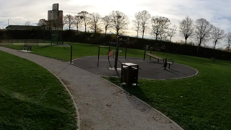 Vue de la rue vers Aire de fitness Songy – Parc de loisirs Morillon