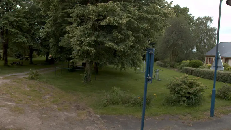Vue de la rue vers Aire de fitness Alexain – Parc Intergénérationel