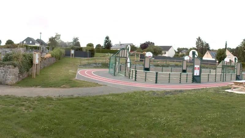 Vue de la rue vers Aire de fitness La Haie-Traversaine – Espace Intergénérationnel
