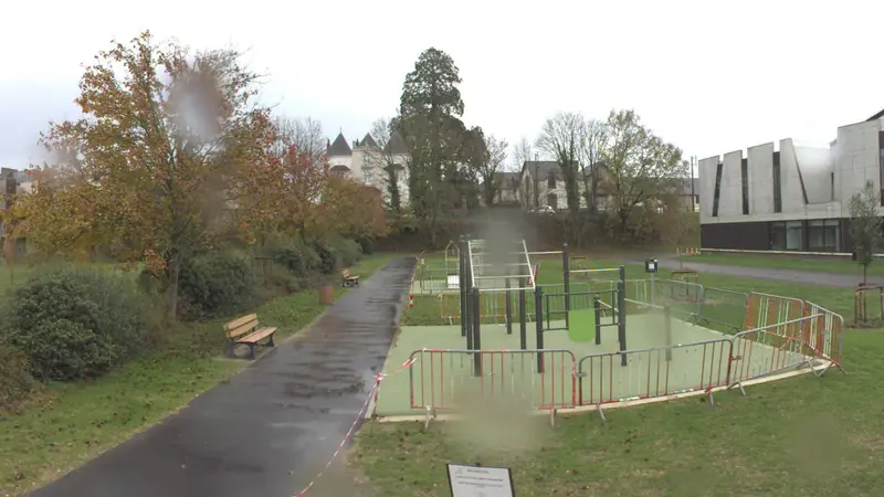 Vue de la rue vers Aire de fitness Mayenne – Fit Park