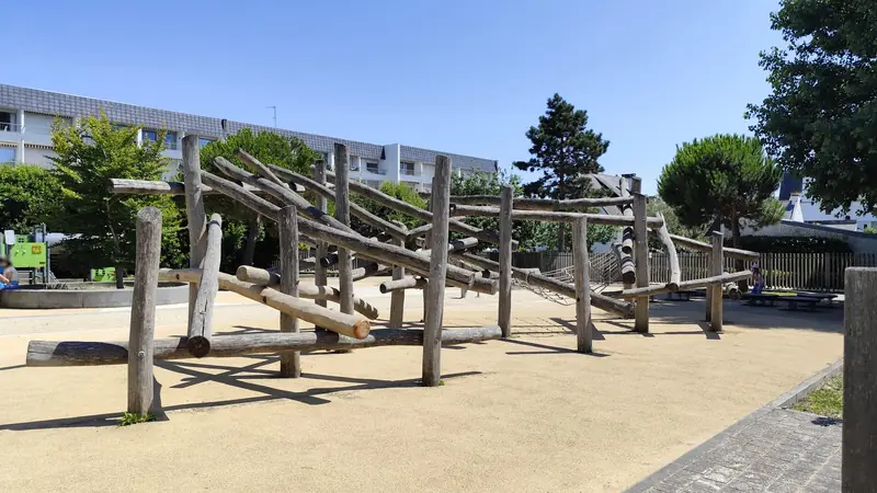 Vue de la rue vers Aire de fitness Quiberon – Jardin de Brétinio