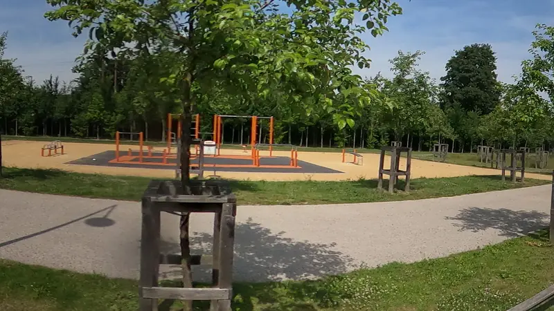 Vue de la rue vers Street workout Lens – Molière