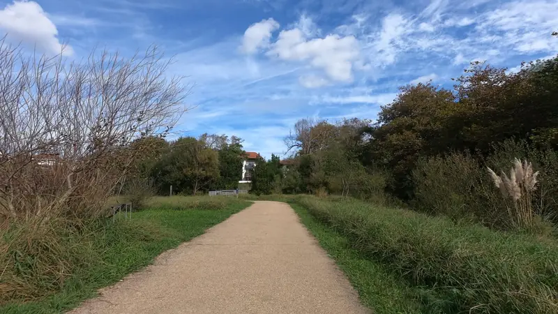Vue de la rue vers Aire de fitness Bidart – Rue Uhabiako Ibarra