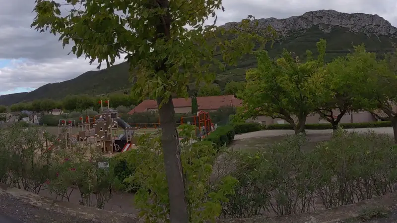 Vue de la rue vers Aire de fitness Maury – Centre de Loisirs
