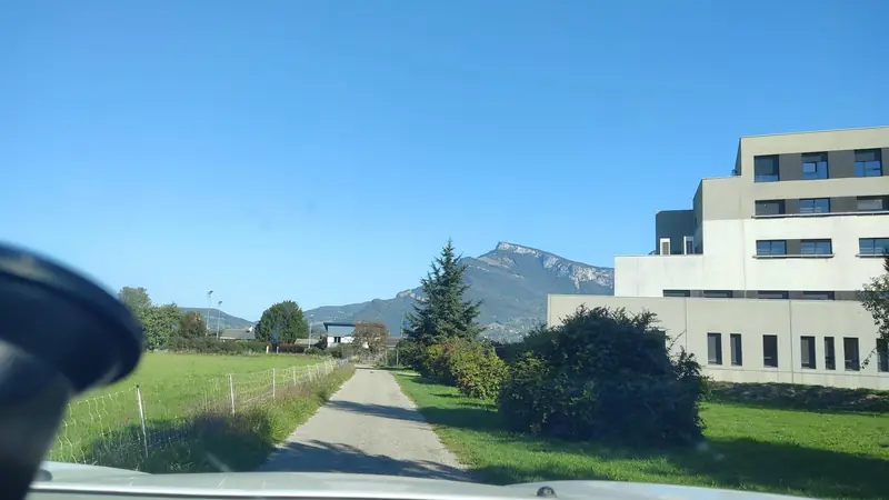Vue de la rue vers Aire de fitness Challes-les-Eaux – Chemin des Drouilles