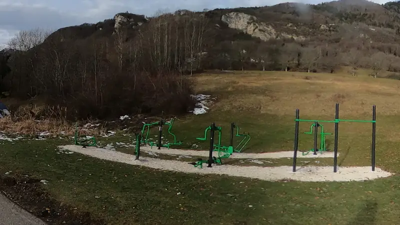 Vue de la rue vers Street workout Mercury – Route de la Grillette