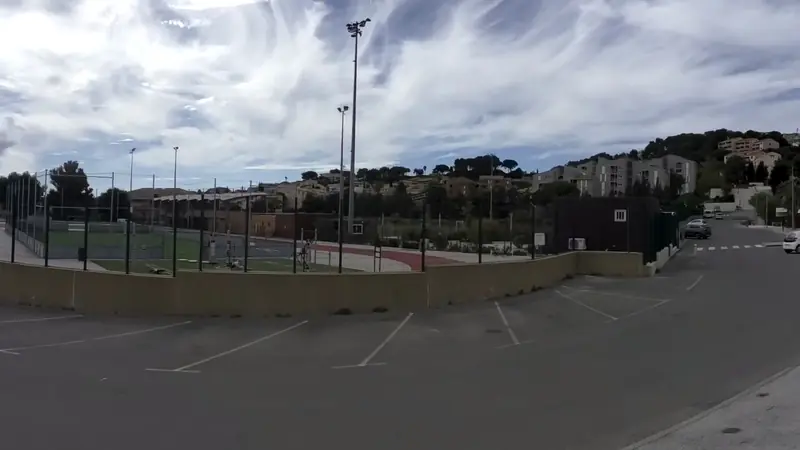 Vue de la rue vers Aire de fitness Carqueiranne – Plaine sportive Riquier