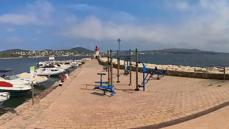 Vue de la rue vers Aire de fitness Sanary-sur-Mer – Quai Wilson