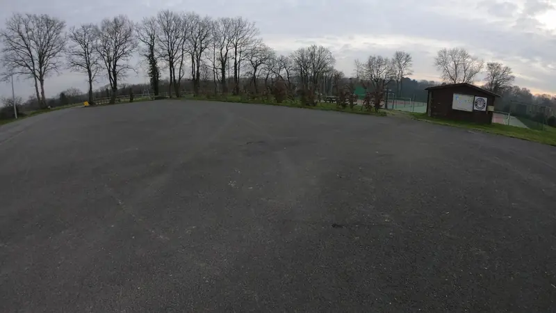 Vue de la rue vers Street workout Apremont – Courts de Tennis