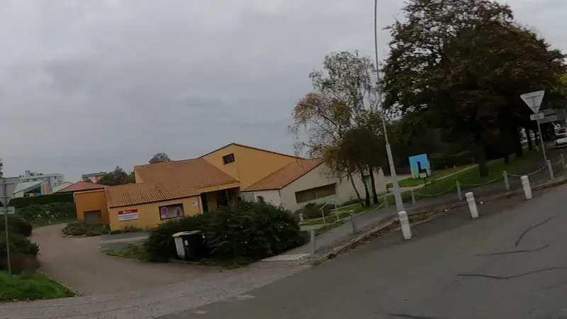 Vue de la rue vers Street workout La Roche-sur-Yon – Maison de Quartier des Forges