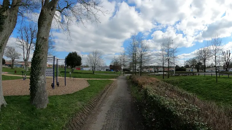 Vue de la rue vers Aire de fitness Les Herbiers – Rue Georges Legagneux