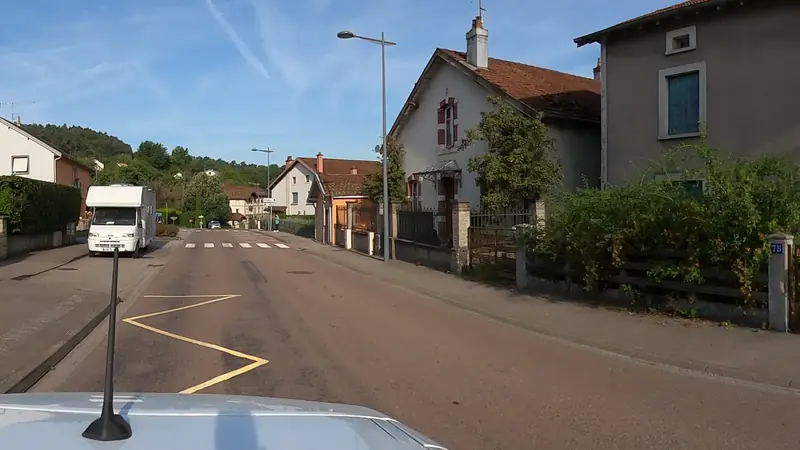 Vue de la rue vers Aire de fitness Dinozé – Terrain Multisports