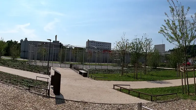 Vue de la rue vers Street workout Épinal – Site Multisports Bitola