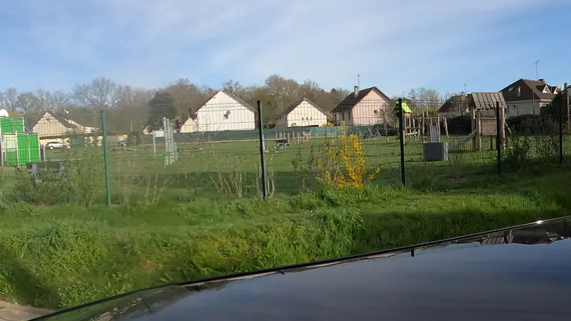 Vue de la rue vers Street workout Angervilliers – Rue du Marais