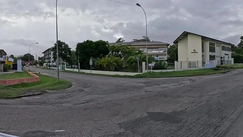 Vue de la rue vers Street workout Cayenne – Anse Chaton