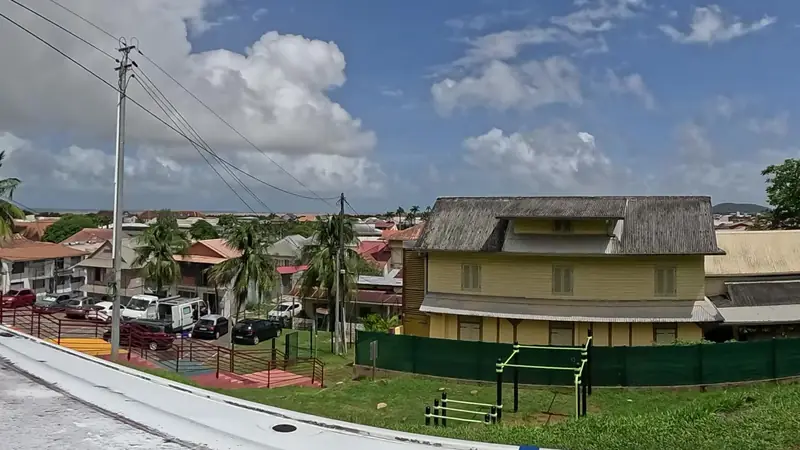 Vue de la rue vers Street workout Cayenne – Cépérou