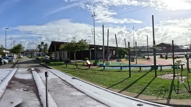 Vue de la rue vers Street workout Cayenne – Complexe sportif Arsène SAIBOU