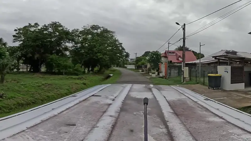 Vue de la rue vers Street workout Cayenne – Rue du Caurale Soleil