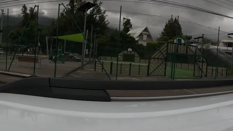 Vue de la rue vers Aire de fitness Cilaos – Terrain Guillaume Maillot