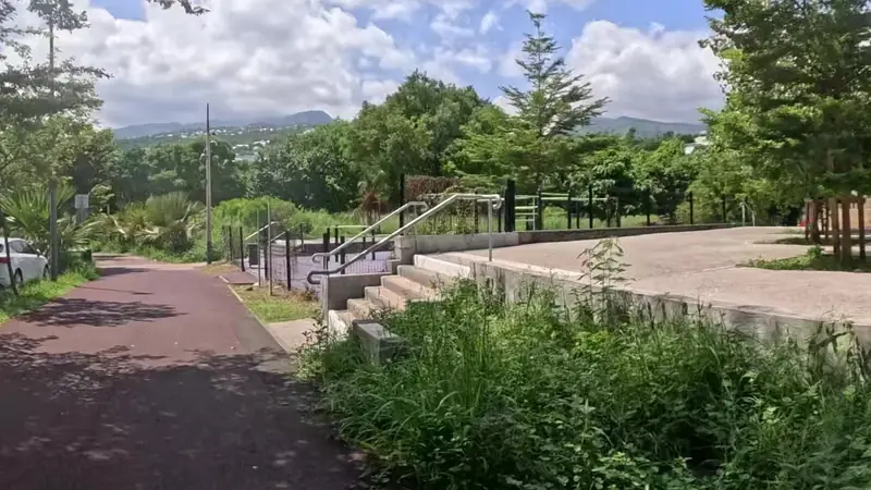 Vue de la rue vers Street workout La Possession – Skate Park
