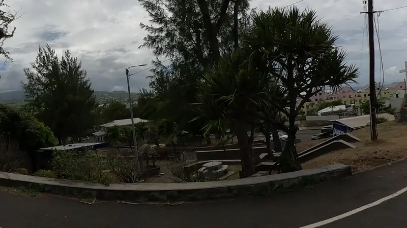 Vue de la rue vers Aire de fitness Saint-Pierre – Cité Croix Jubilé
