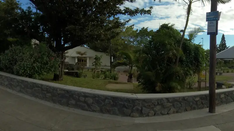 Vue de la rue vers Street workout Saint-Pierre – Placette de la Ligne Paradis