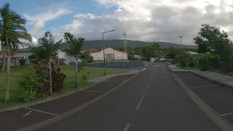 Vue de la rue vers Aire de fitness Sainte-Rose – Work Out